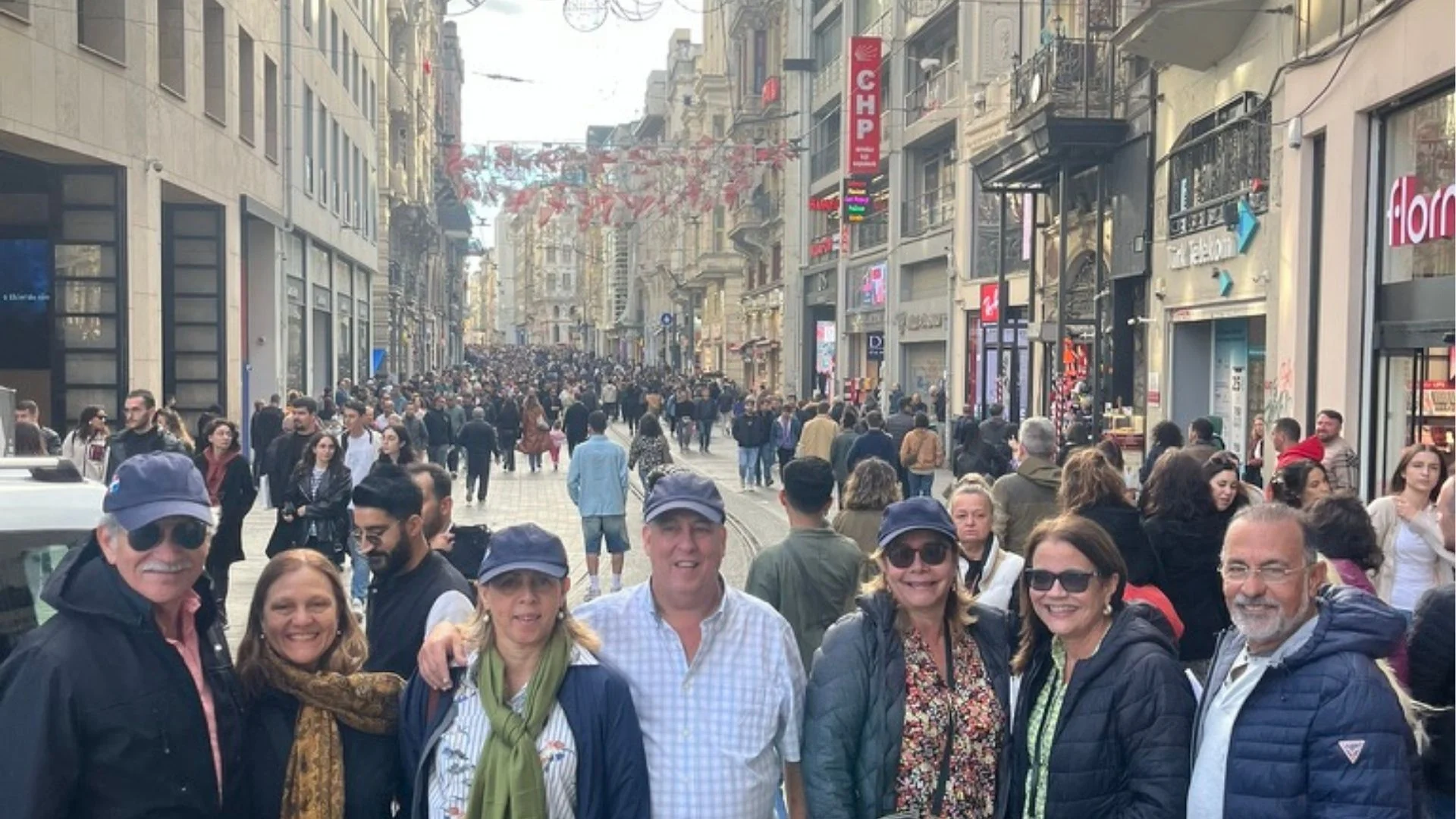 Paseo de grupo por la calle İstiklal de Estambul