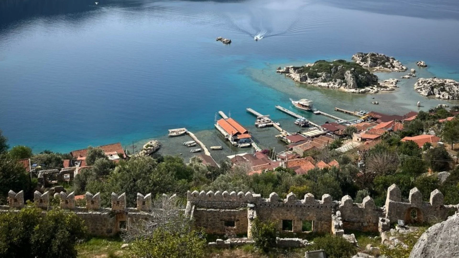 Vista de la bahía y el puerto en el entorno de Kekova
