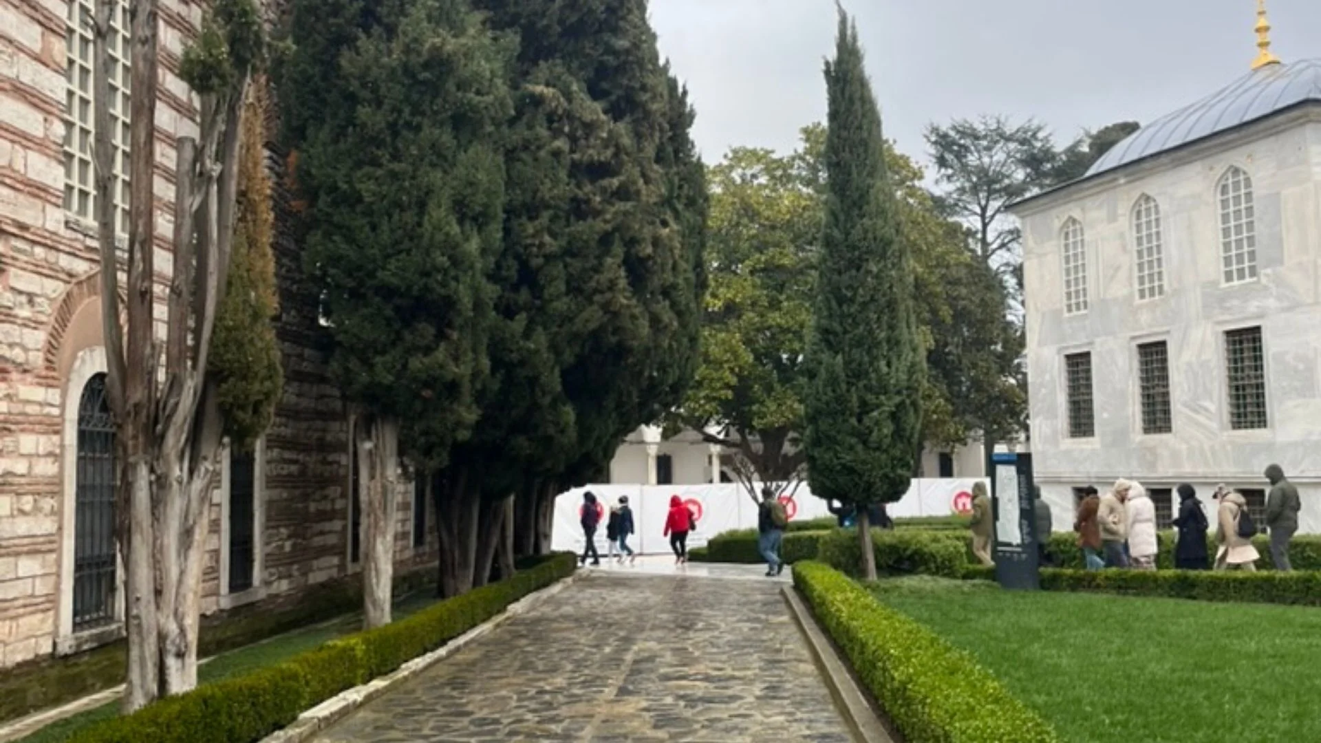 Jardín y edificios del Palacio de Topkapi en Estambul