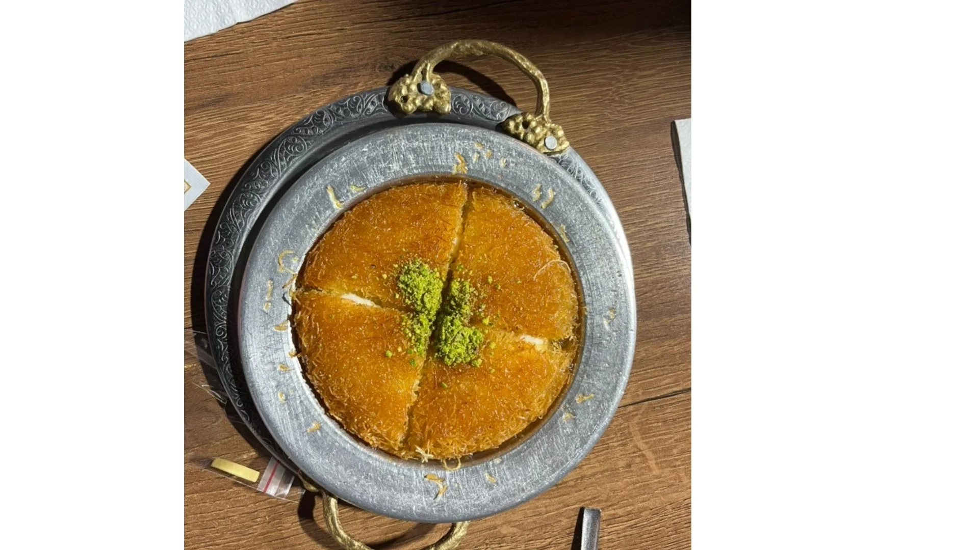 Künefe servido en una bandeja con pistacho