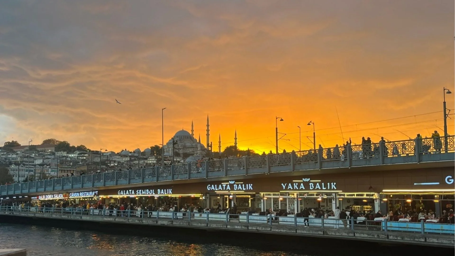 Puente de Gálata y mezquitas de Estambul al atardecer