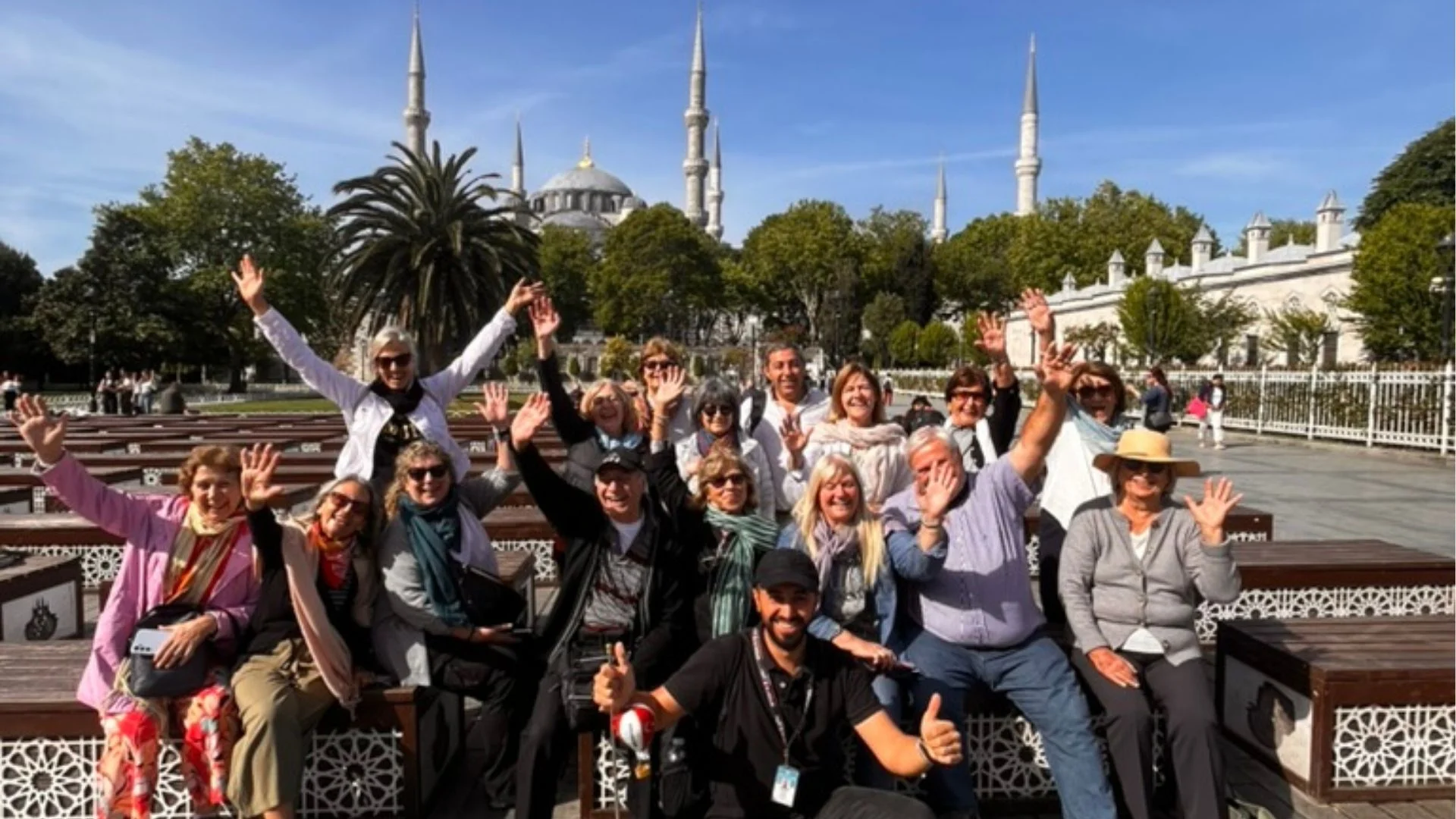 Grupo de viajeros ante la Mezquita Azul de Estambul