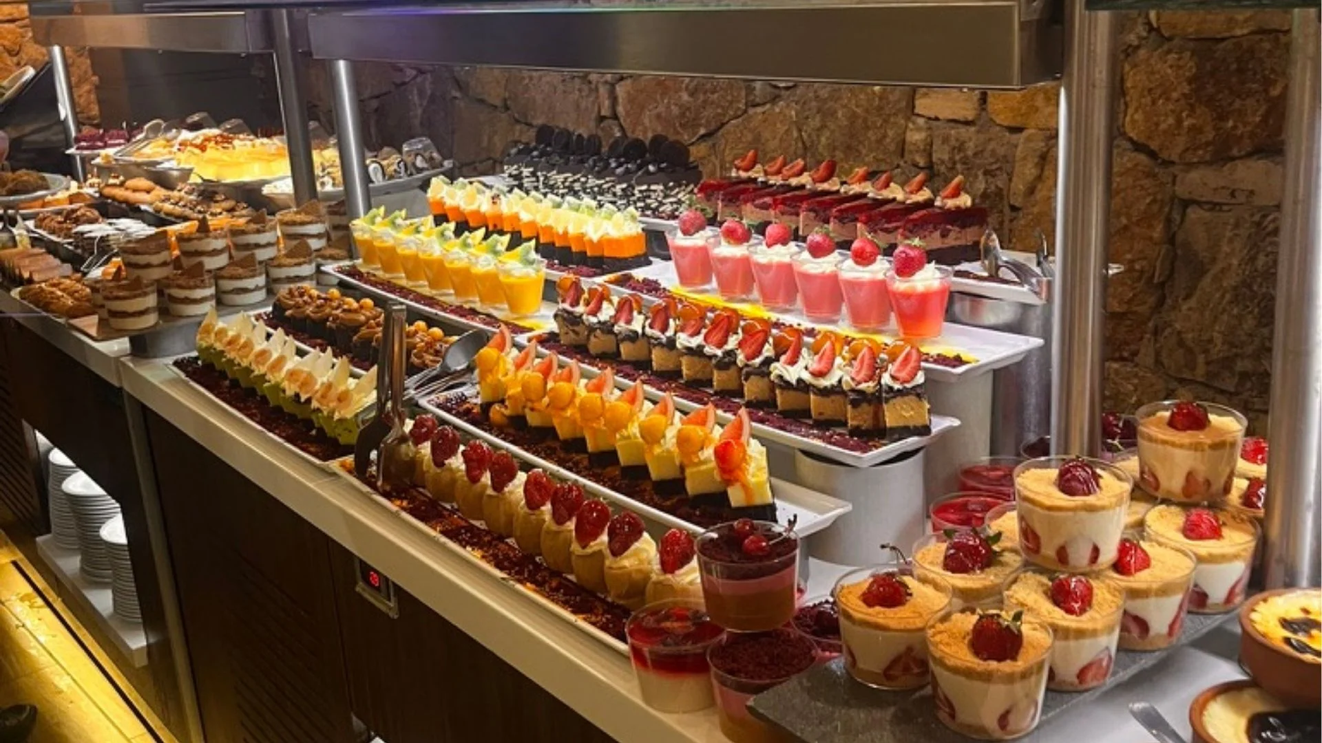 Vitrina con una selección de postres individuales