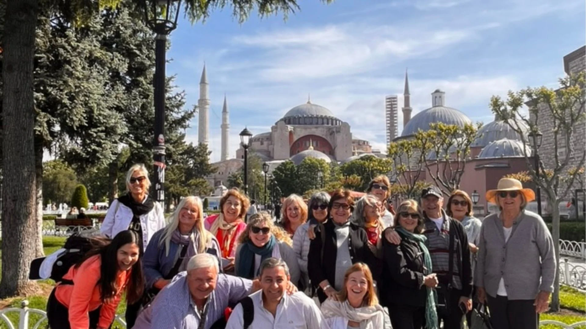 Viajeros ante Santa Sofía en Estambul