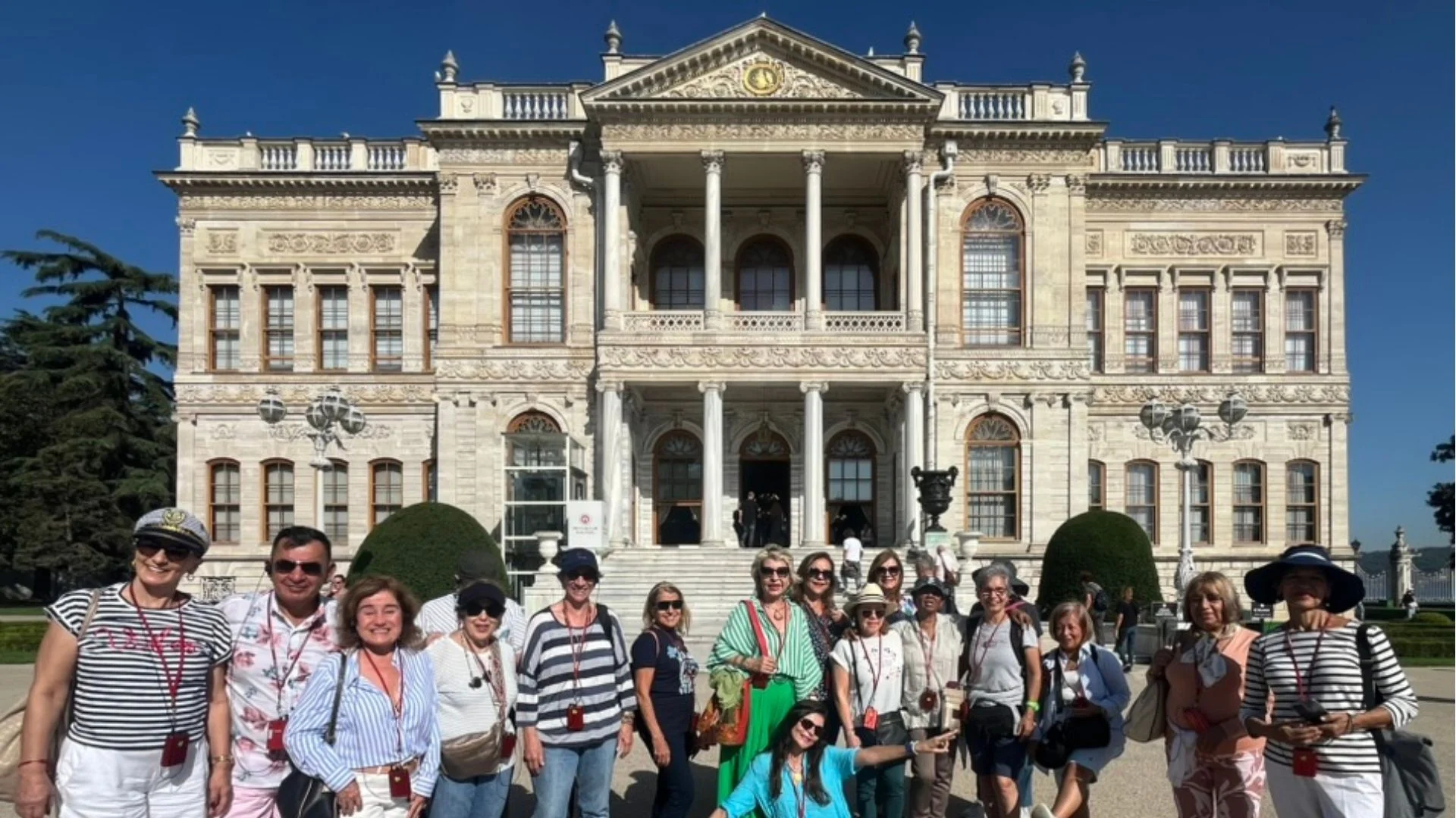 Grupo frente a la fachada del Palacio de Dolmabahçe
