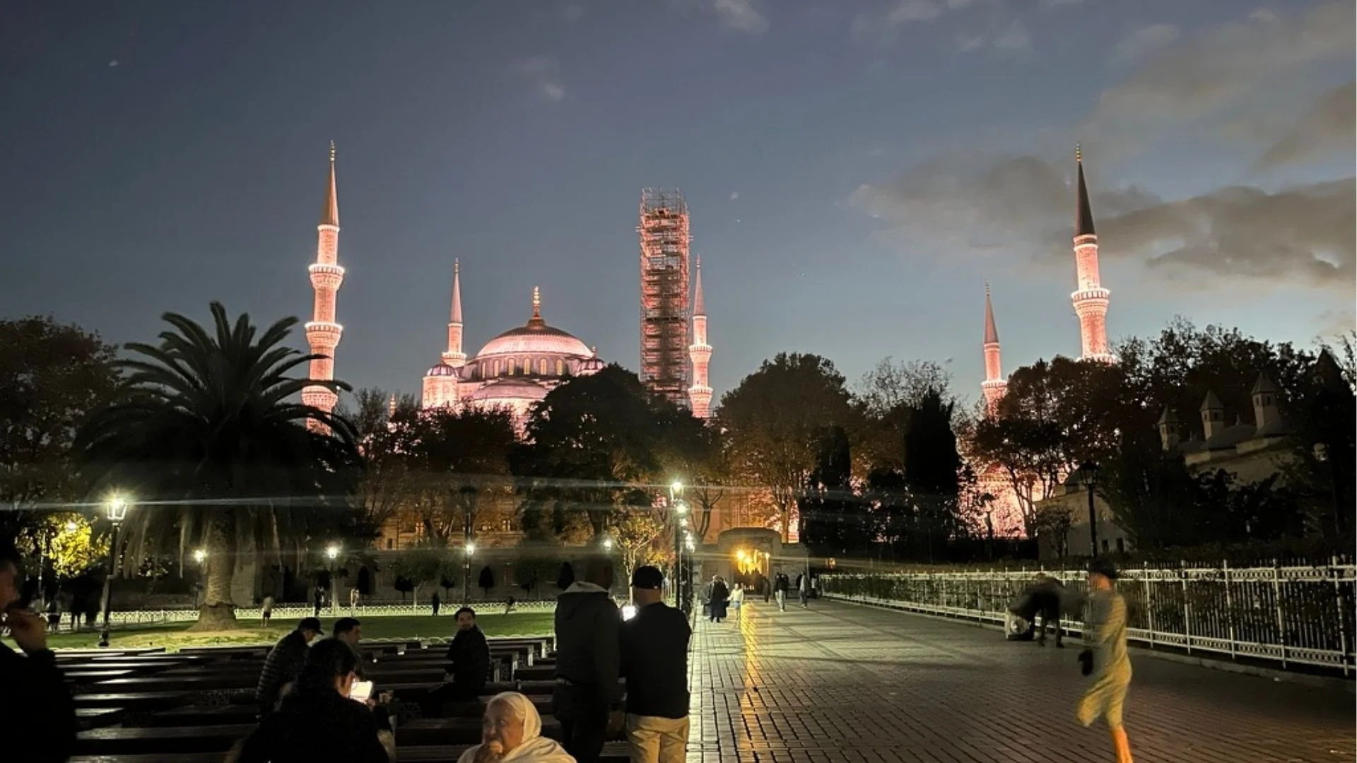Mezquita Azul de Estambul iluminada por la noche