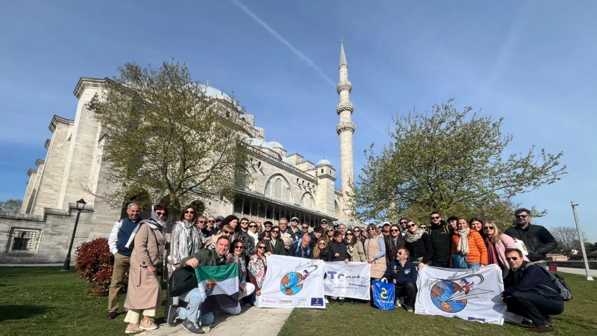 Grupo junto a la mezquita de Süleymaniye en Estambul