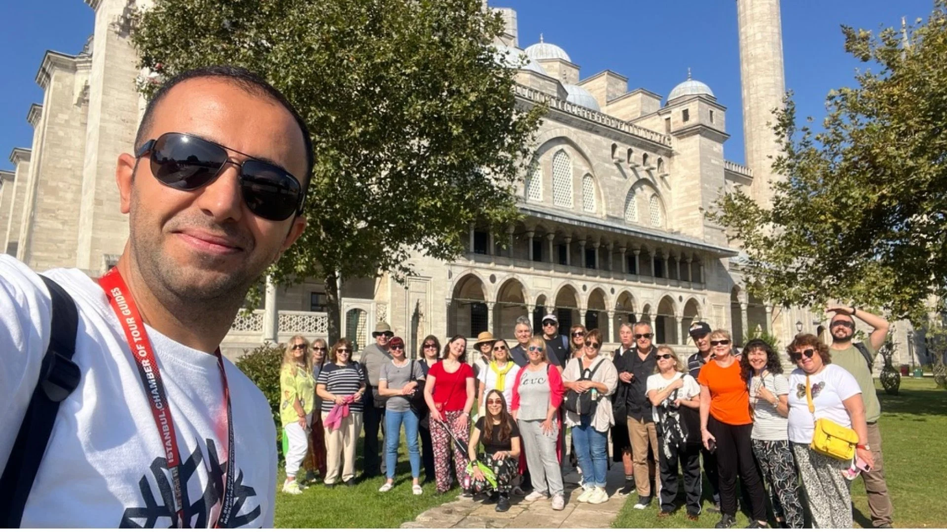 Nurettin y un grupo en el patio de Süleymaniye