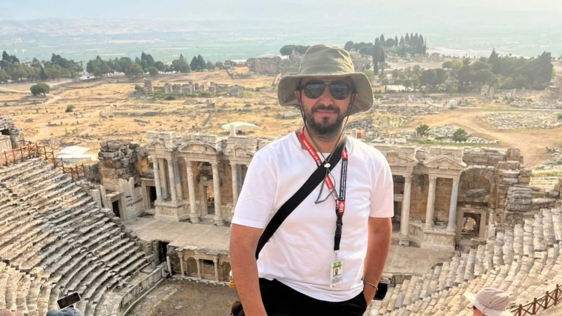 Nurettin ante las gradas del teatro de Hierápolis