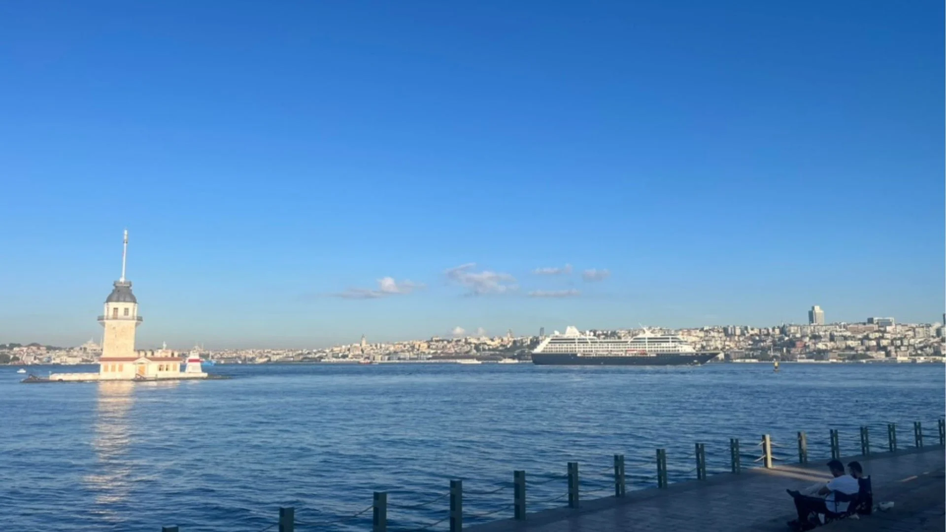 Torre de la Doncella y Bósforo vistos desde la orilla de Üsküdar