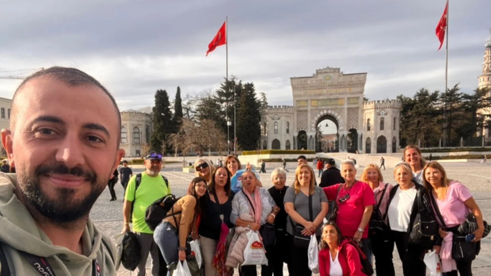 Grupo ante la puerta de la Universidad de Estambul en Beyazıt