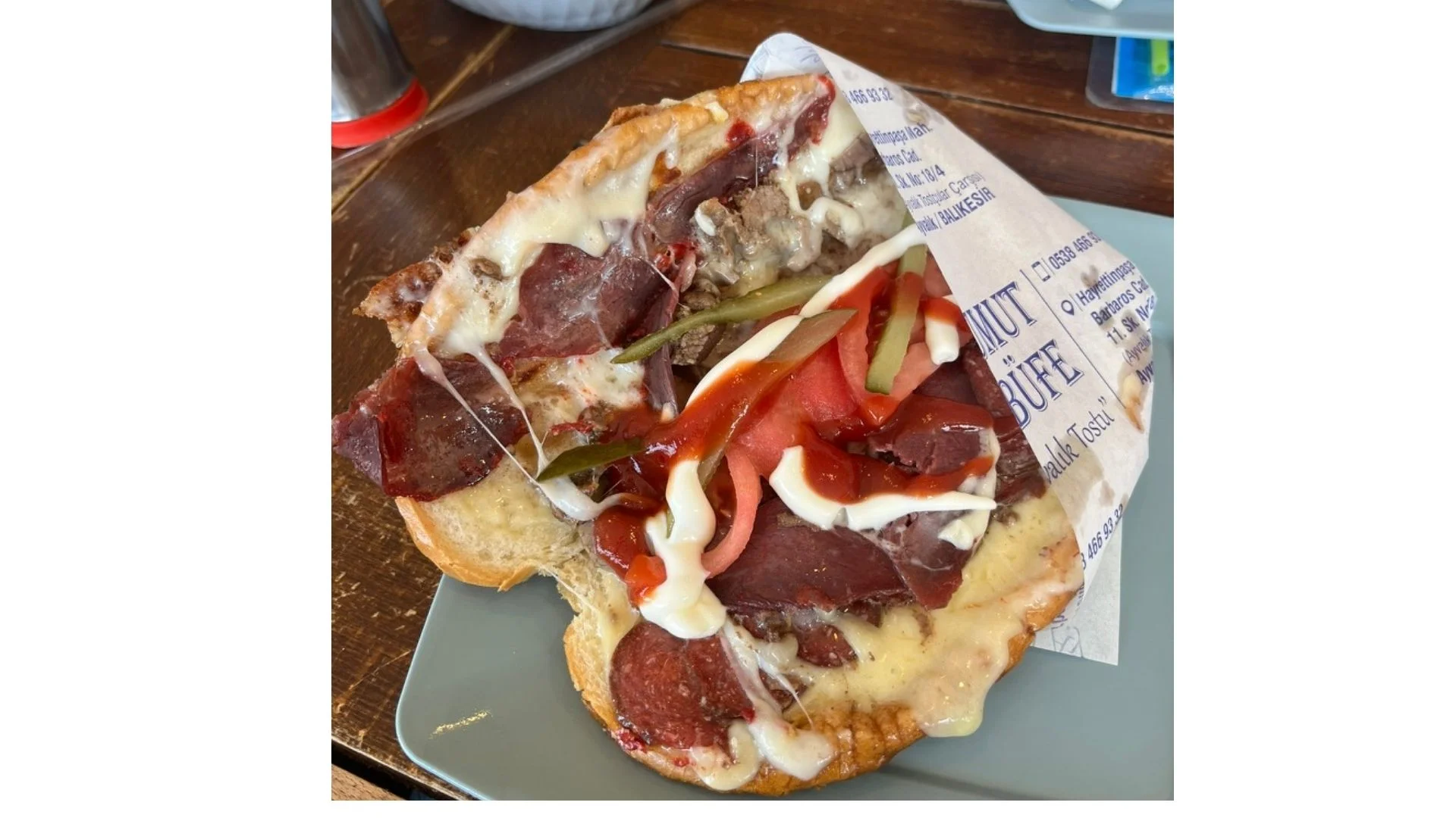Bocadillo de döner con verduras servido para comer