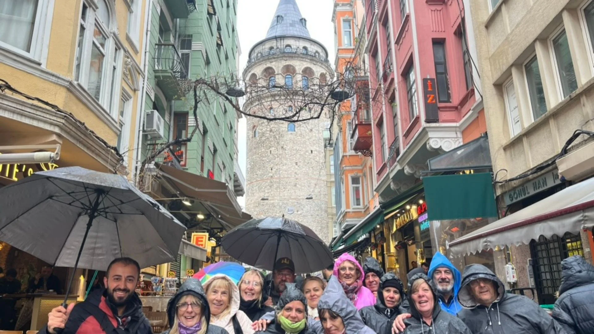 Viajeros en una calle junto a la Torre de Gálata