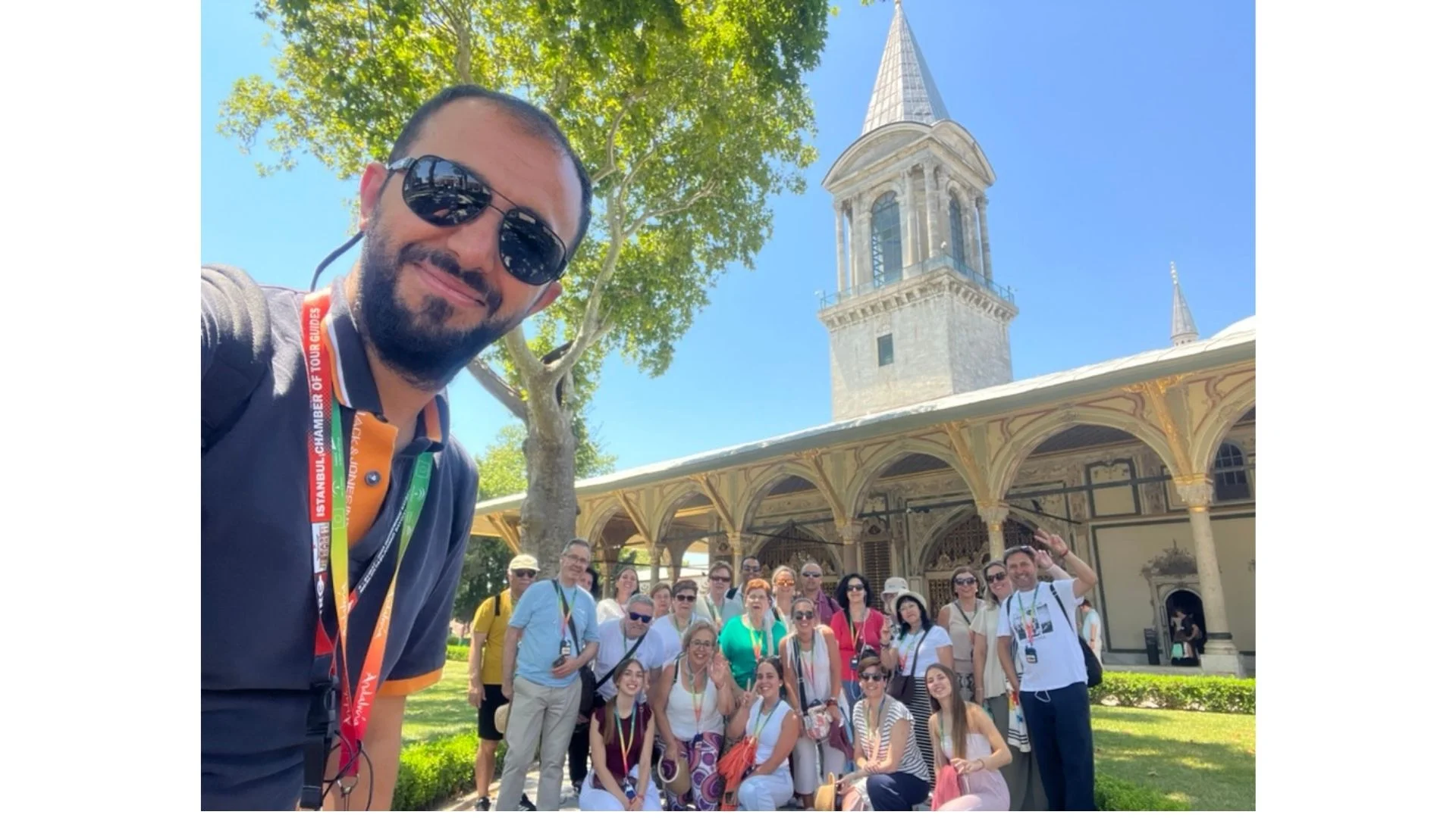 Nurettin y viajeros junto a la Torre de la Justicia de Topkapi