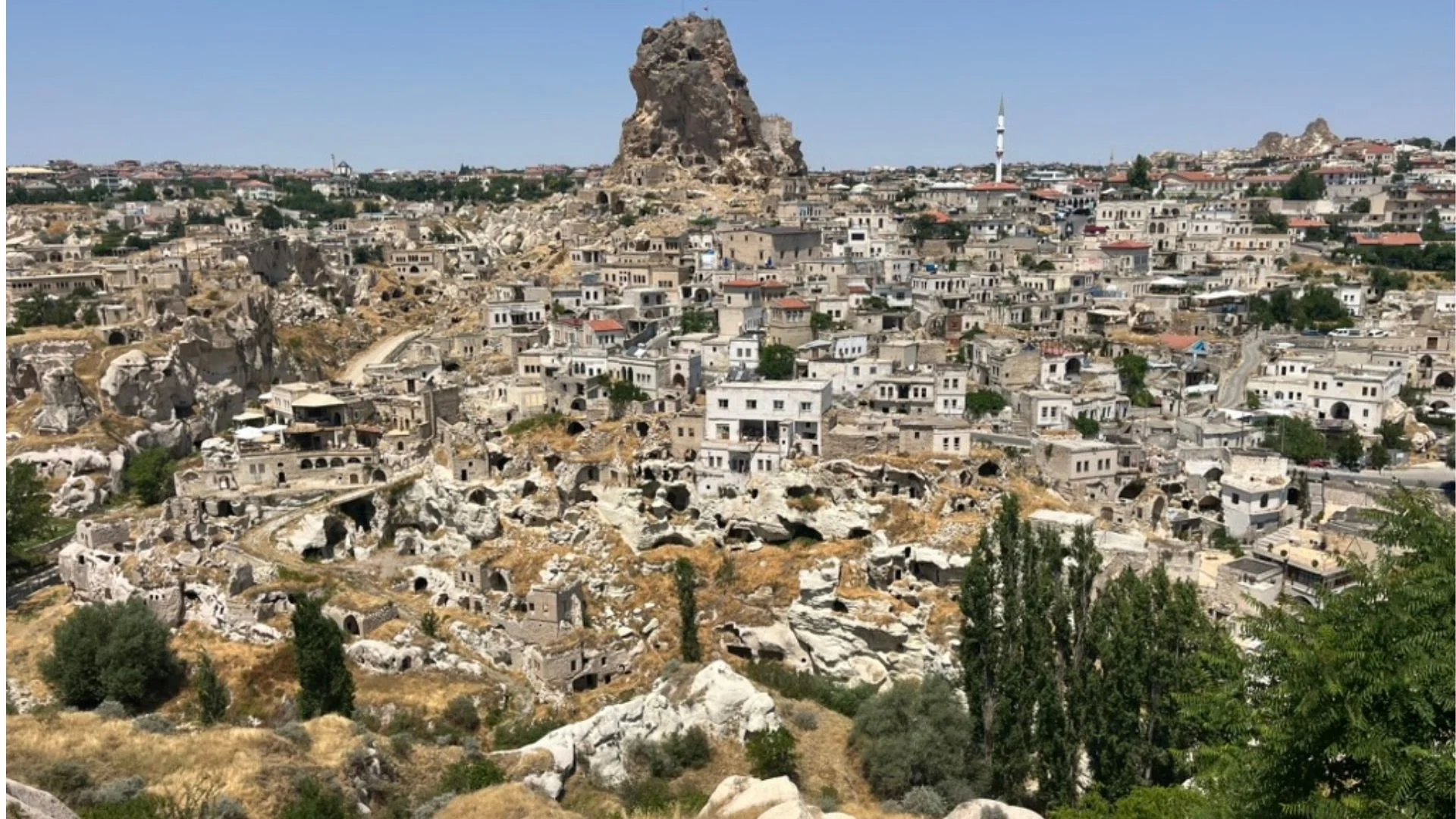 Pueblo y fortaleza de roca de Ortahisar en Capadocia