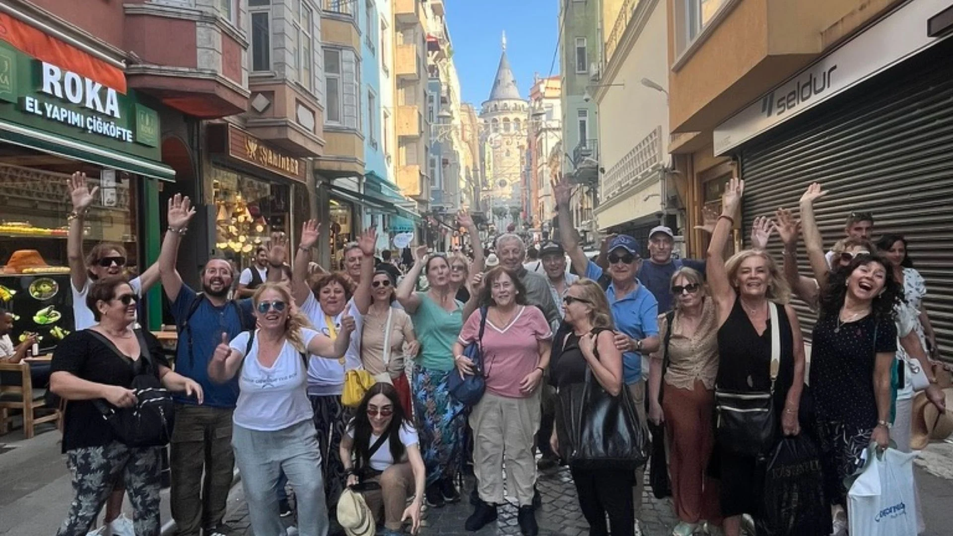 Grupo en una calle de Beyoğlu con una iglesia al fondo